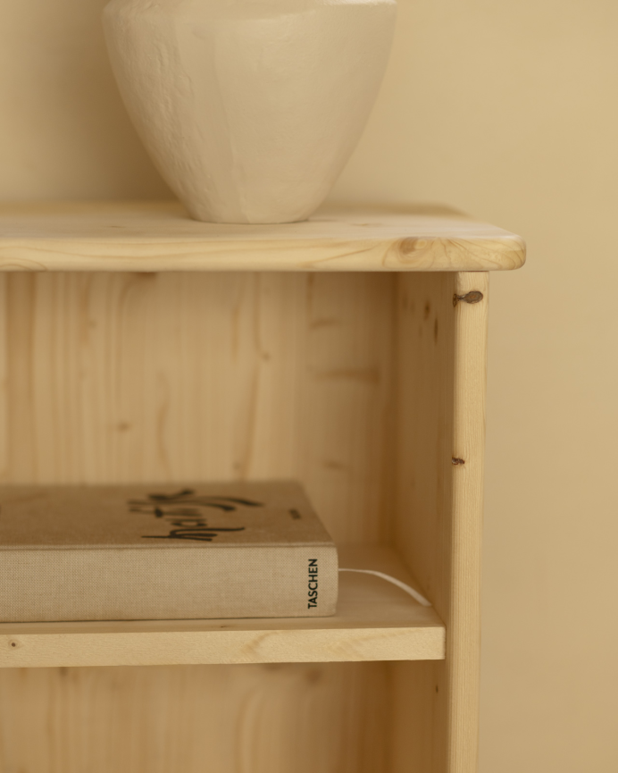 Mesita de noche de madera maciza en tono natural de 50x42cm
