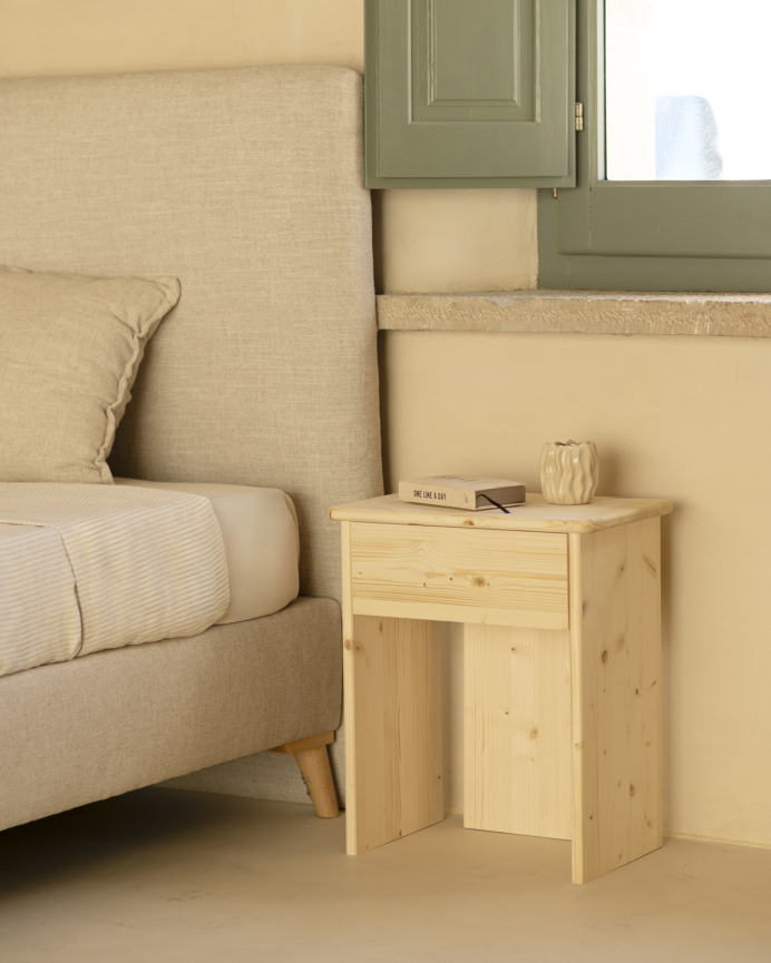 Mesita de noche de madera maciza en tono natural de 50x42cm