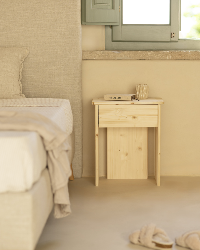 Mesita de noche de madera maciza en tono natural de 50x42cm