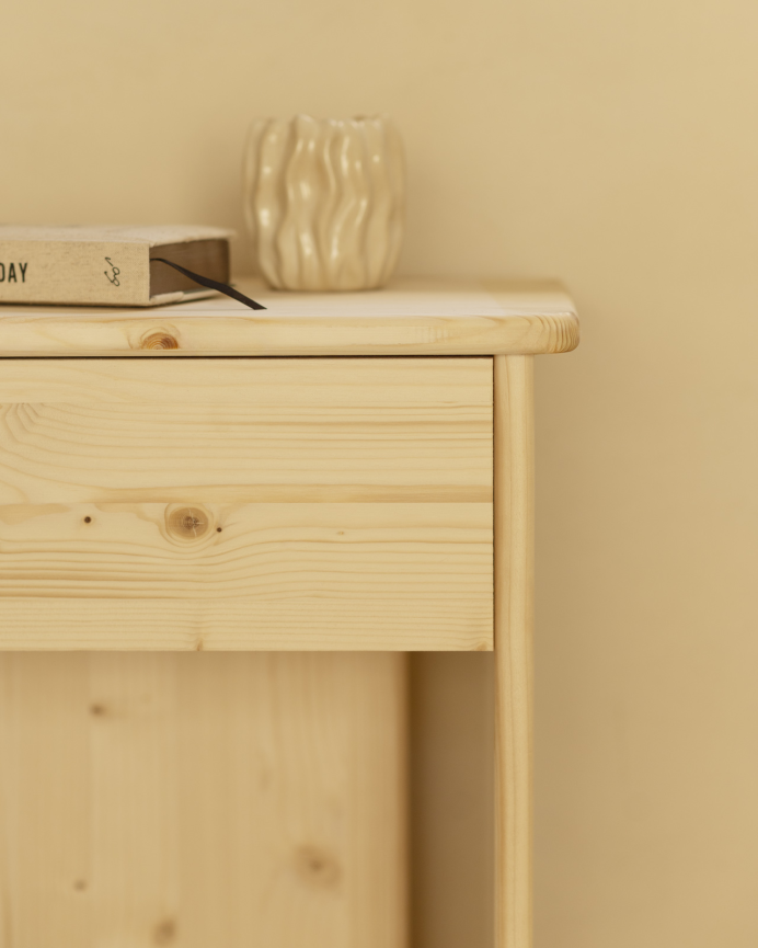 Mesita de noche de madera maciza en tono natural de 50x42cm