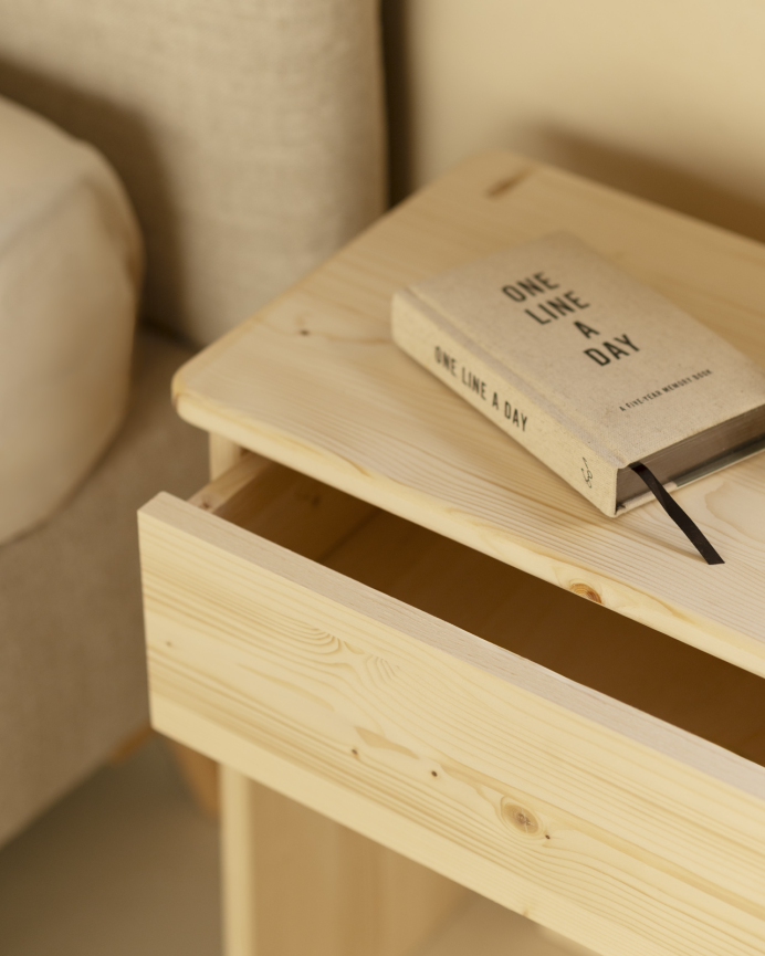 Mesita de noche de madera maciza en tono natural de 50x42cm