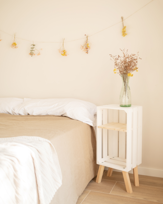 Mesita de noche de madera maciza en tono blanco de 66x26cm