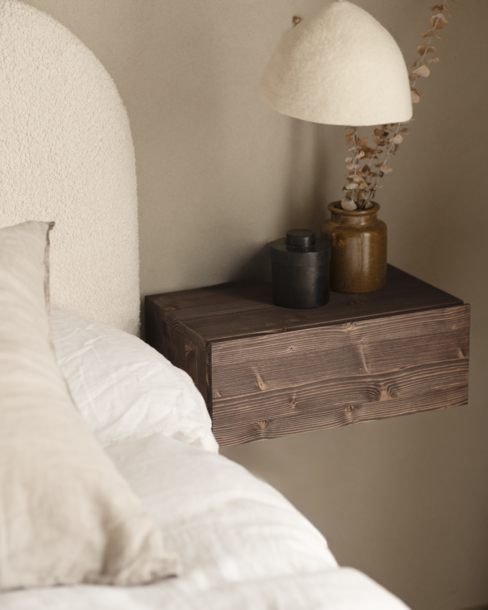 Mesita de noche de madera maciza flotante en tono nogal de 40cm