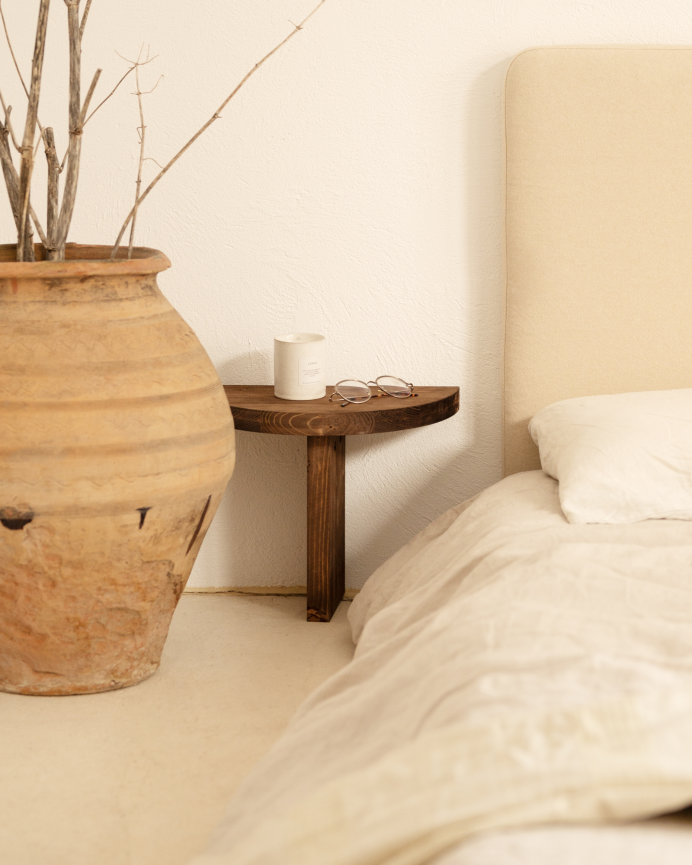 Mesita de noche de madera maciza flotante en tono nogal de 27x40cm