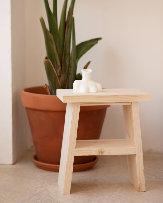 Mesita de noche o auxiliar madera maciza en tono natural de 45x39cm