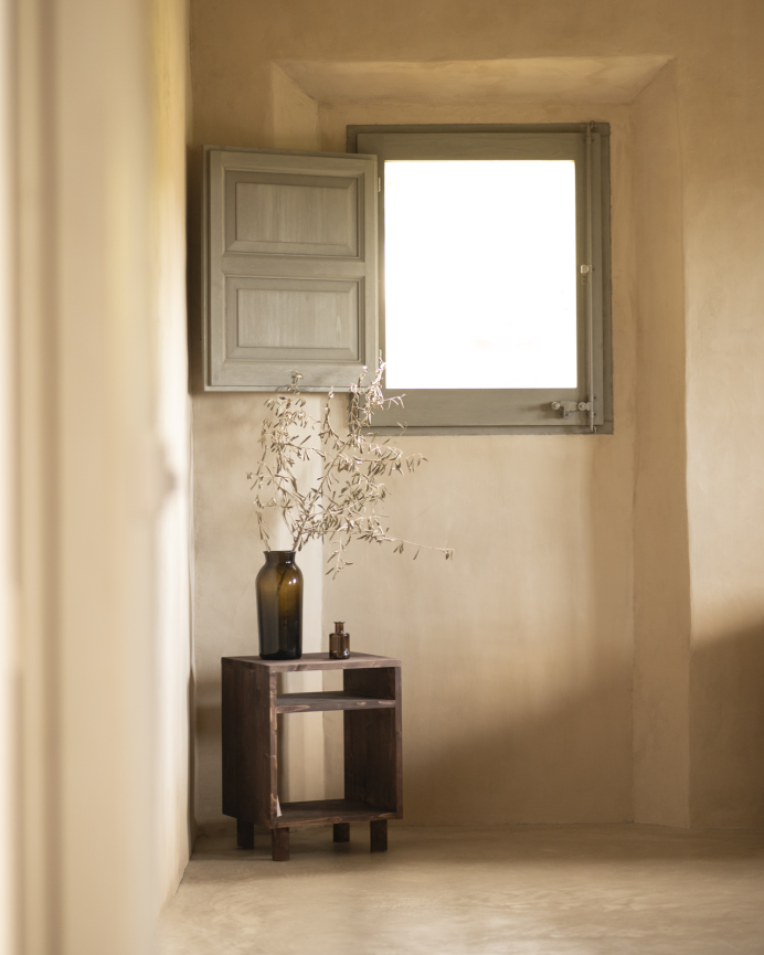 Mesita de noche de madera maciza en tono nogal de 51x32cm 