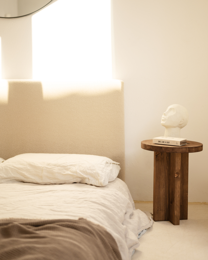 Mesita de noche de madera maciza en tono nogal de 45x35cm