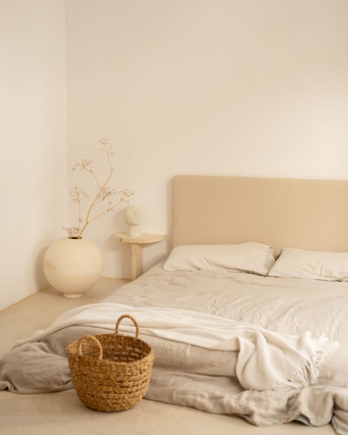 Mesita de noche de madera maciza flotante en tono natural de 27x40cm