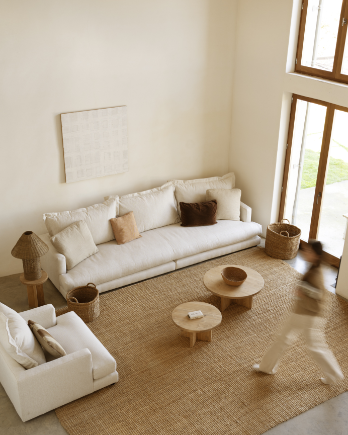 Sofá recto tono blanco roto de 325x105cm