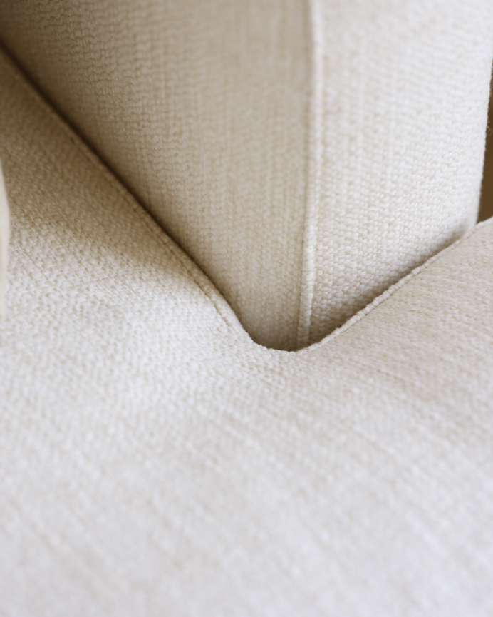 Sofá recto tono blanco roto de 325x105cm