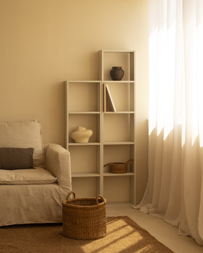 Estanteria de madera lacada en tono beige con 3 estantes