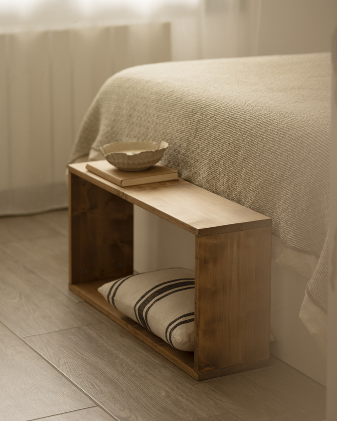 Mueble auxiliar de madera maciza en tono roble oscuro