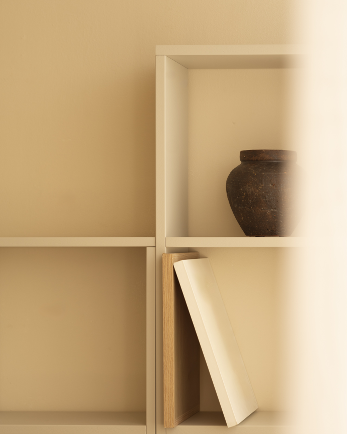 Estanteria de madera lacada en tono beige con 3 estantes