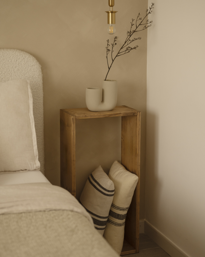 Mueble auxiliar de madera maciza en tono roble oscuro
