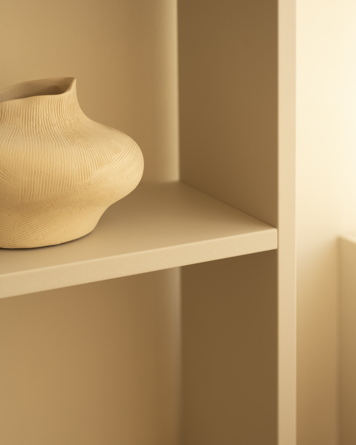 Estanteria de madera lacada en tono beige con 3 estantes