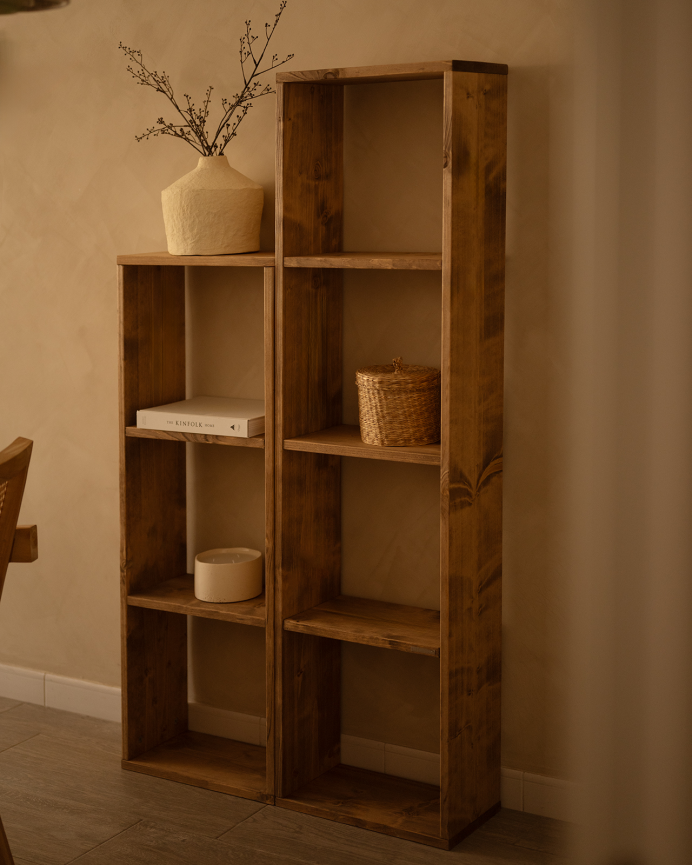 Estanteria de madera maciza en tono roble oscuro con 2 estantes