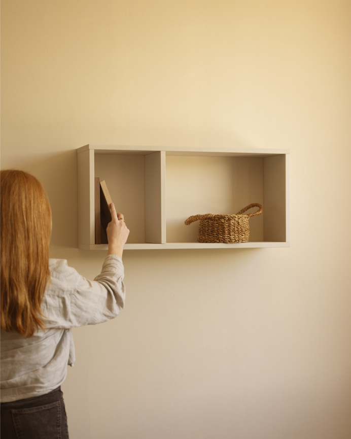 Mueble auxiliar de madera lacada en tono beige con 1 separador