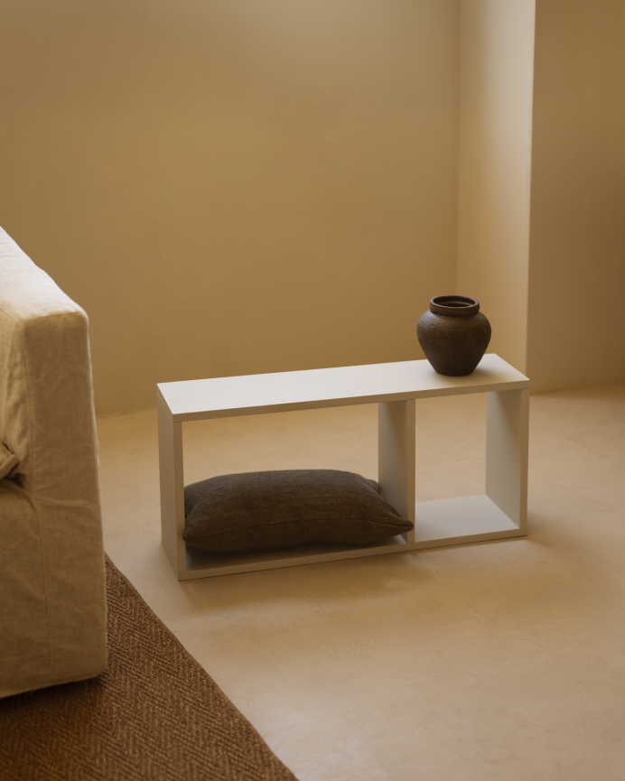Mueble auxiliar de madera lacada en tono beige con 1 separador