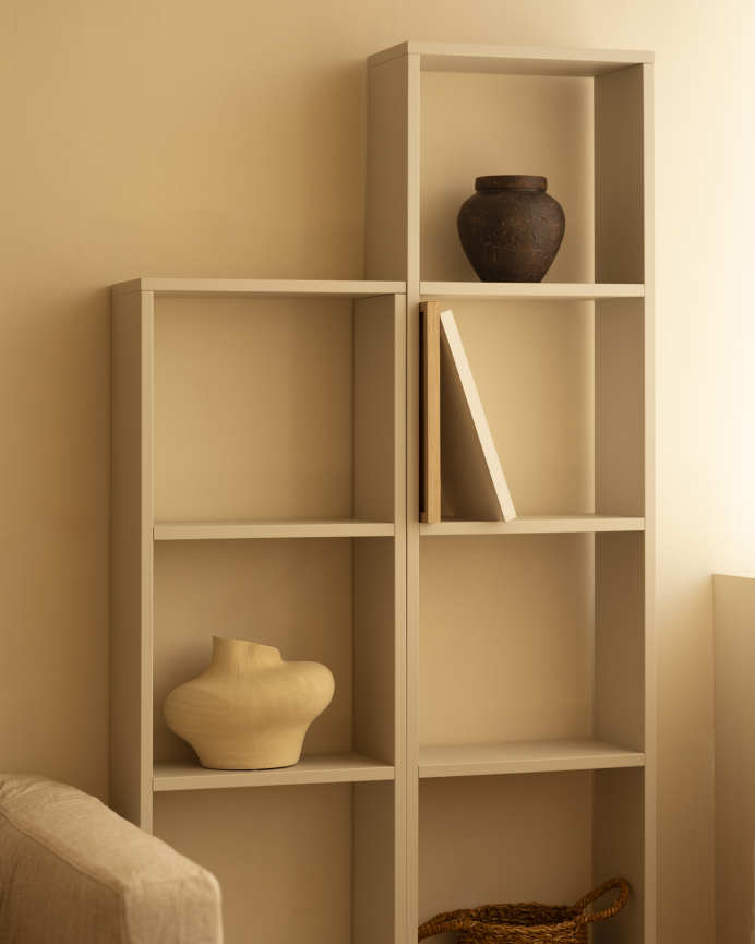 Estanteria de madera lacada en tono beige con 4 estantes