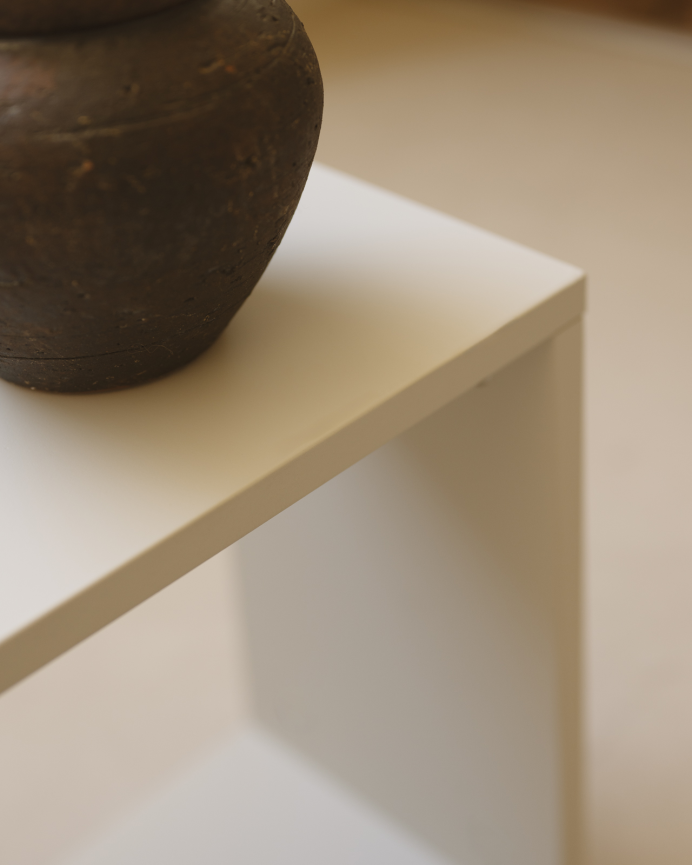 Mueble auxiliar de madera lacada en tono beige con 1 separador