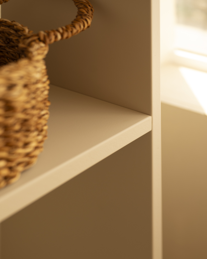 Estanteria de madera lacada en tono beige con 4 estantes