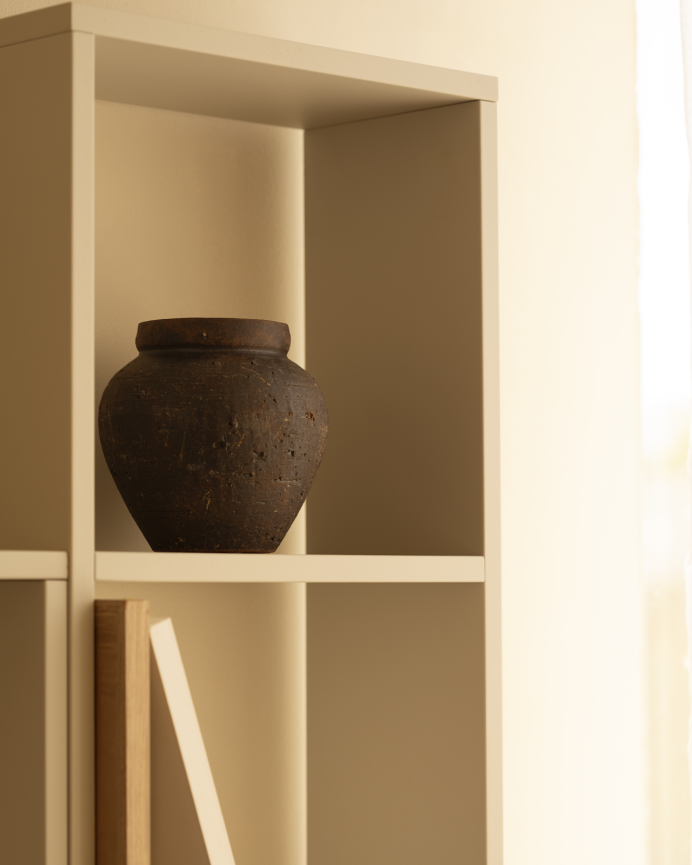 Estanteria de madera lacada en tono beige con 2 estantes