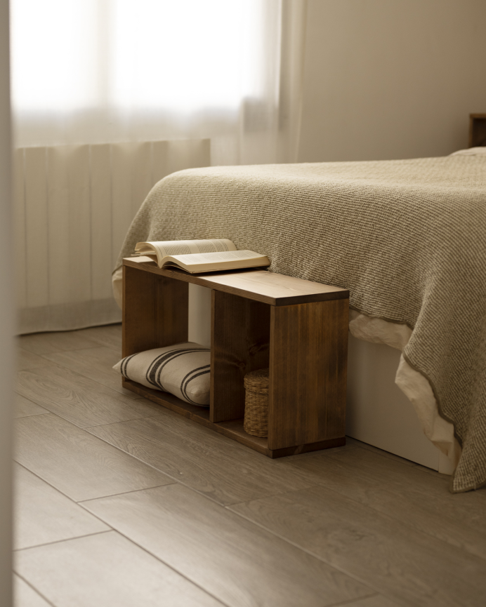 Mueble auxiliar de madera maciza en tono roble oscuro con 1 separador