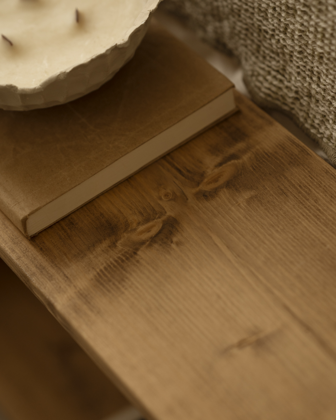 Mueble auxiliar de madera maciza en tono roble oscuro con 1 separador