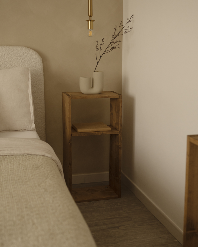 Mueble auxiliar de madera maciza en tono roble oscuro con 1 separador