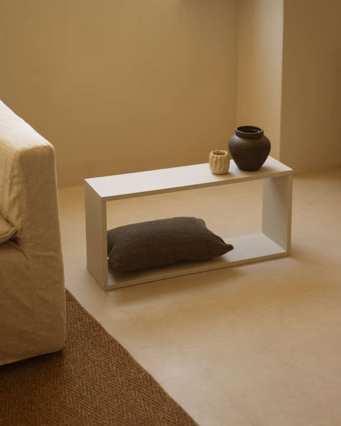 Mueble auxiliar de madera lacada en tono beige