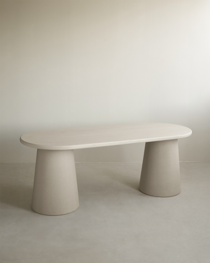 Mesa de comedor ovalada de microcemento tono beige de varias medidas