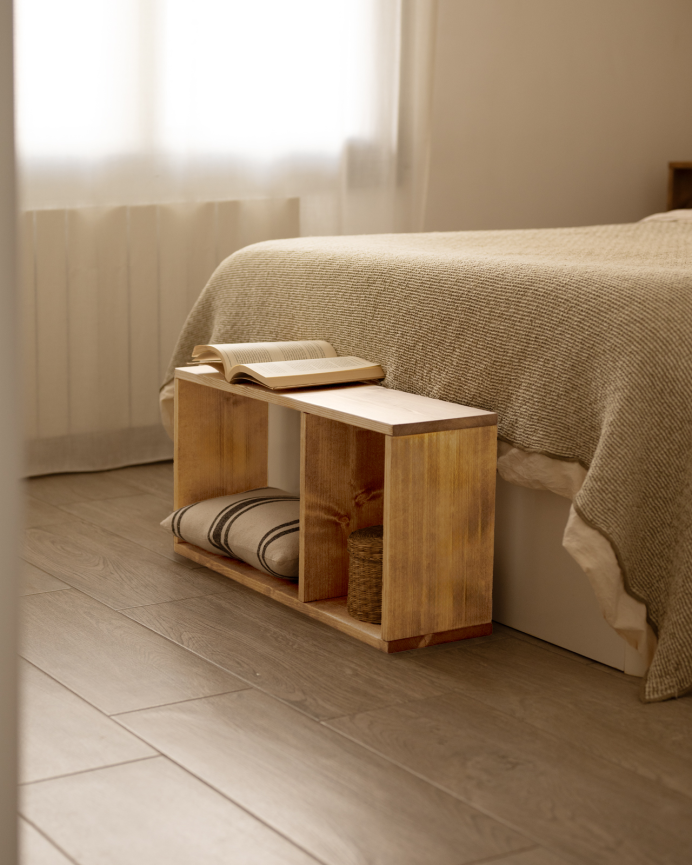 Mueble auxiliar de madera maciza en tono roble medio con 1 separador