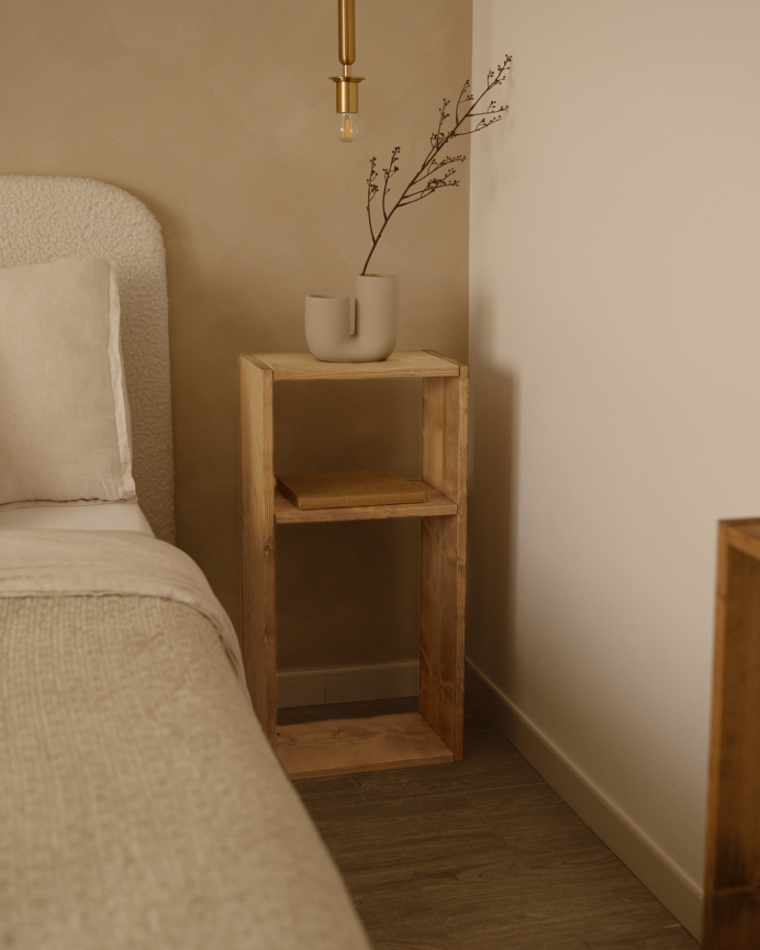 Mueble auxiliar de madera maciza en tono roble medio con 1 separador