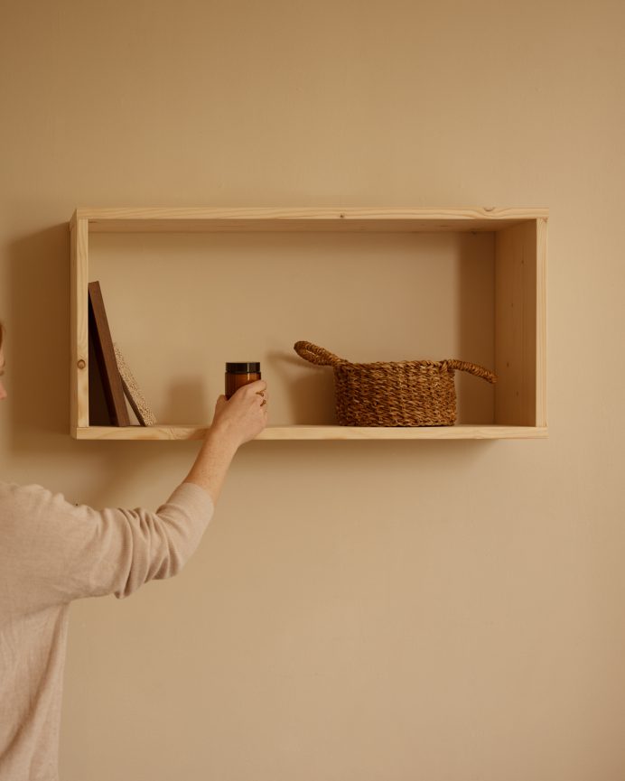 Mueble auxiliar de madera maciza en tono natural