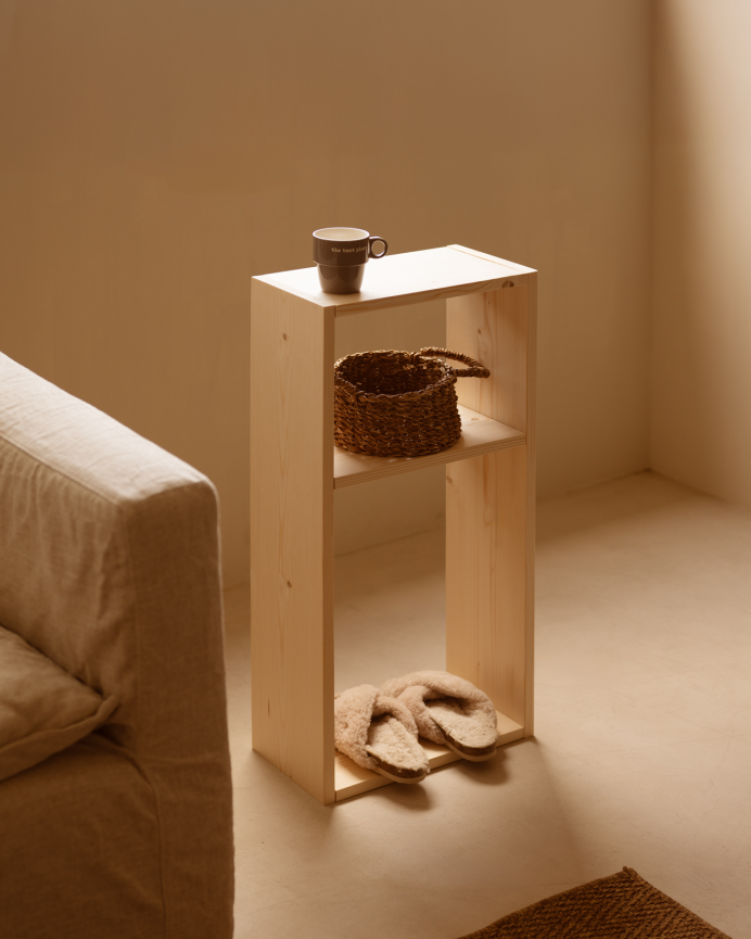 Mueble auxiliar de madera maciza en tono natural con 1 separador