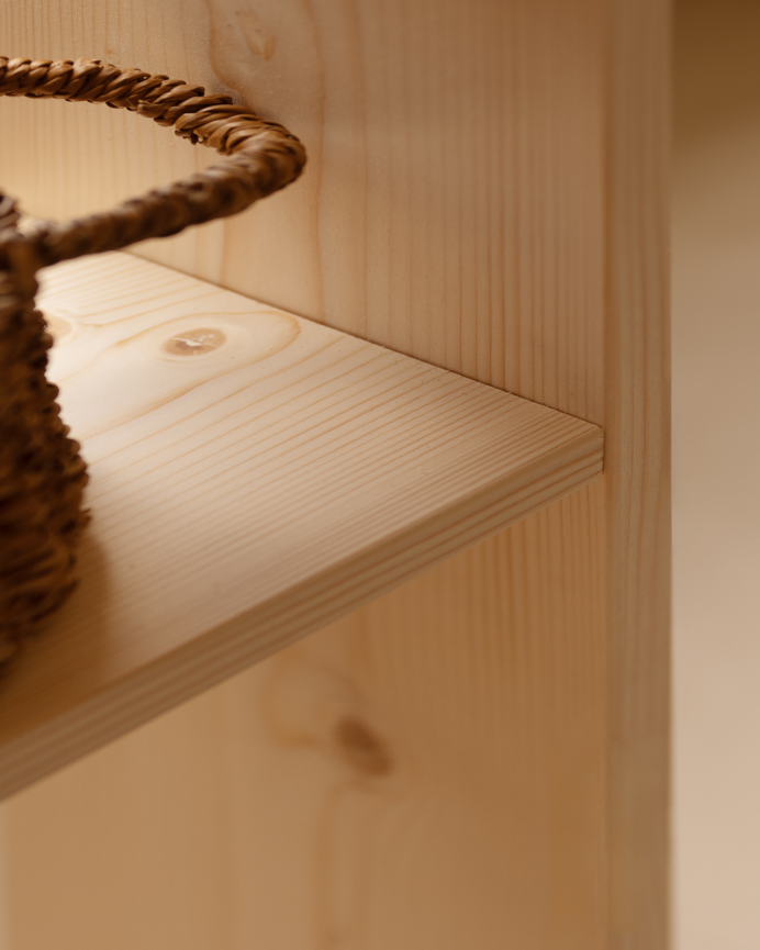 Mueble auxiliar de madera maciza en tono natural con 1 separador