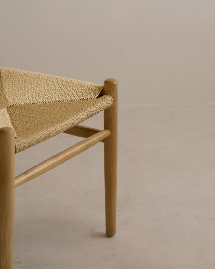 Silla de madera de olmo y asiento trenzado de cuerda en tono natural de 78x51cm