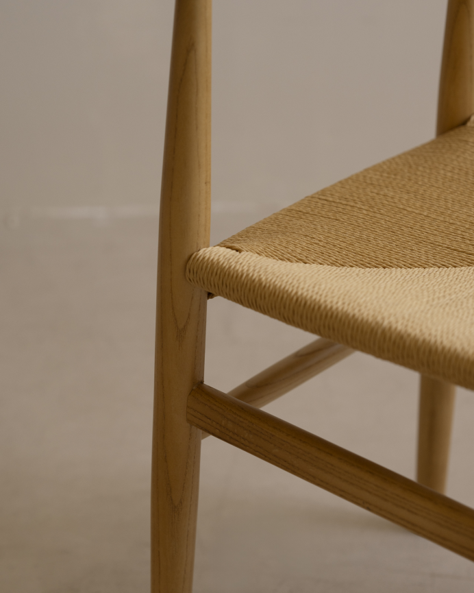 Silla de madera de olmo y asiento trenzado de cuerda en tono natural de 78x51cm
