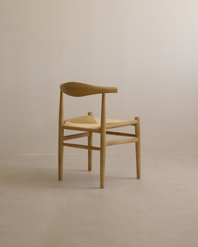 Silla de madera de olmo y asiento trenzado de cuerda en tono natural de 78x51cm
