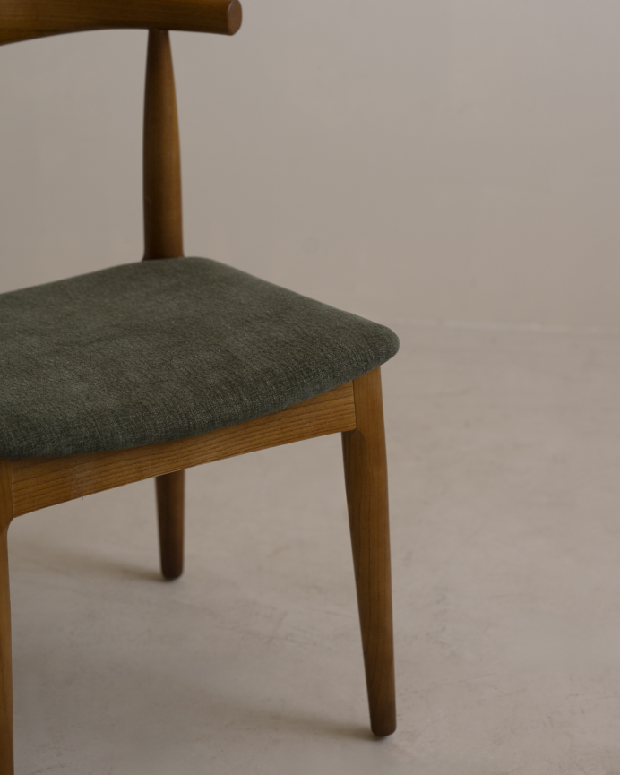 Silla de madera de olmo en tono roble oscuro y asiento tapizado color verde de 79x49cm
