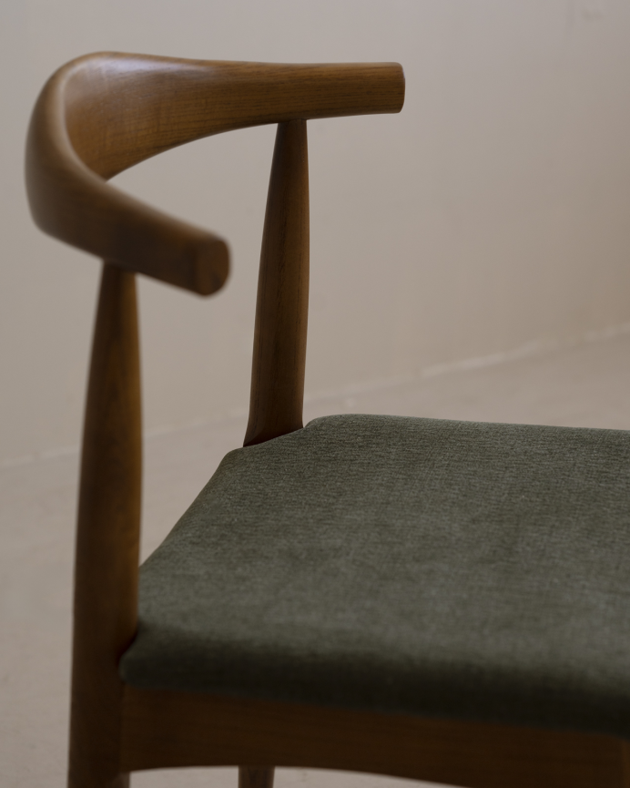 Silla de madera de olmo en tono roble oscuro y asiento tapizado color verde de 79x49cm