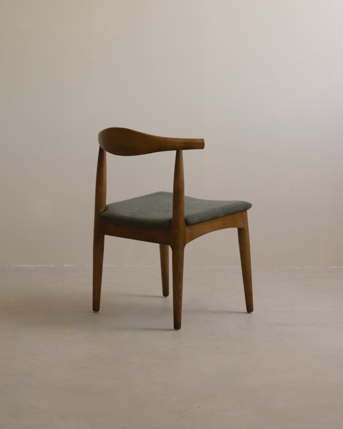 Silla de madera de olmo en tono roble oscuro y asiento tapizado color verde de 79x49cm