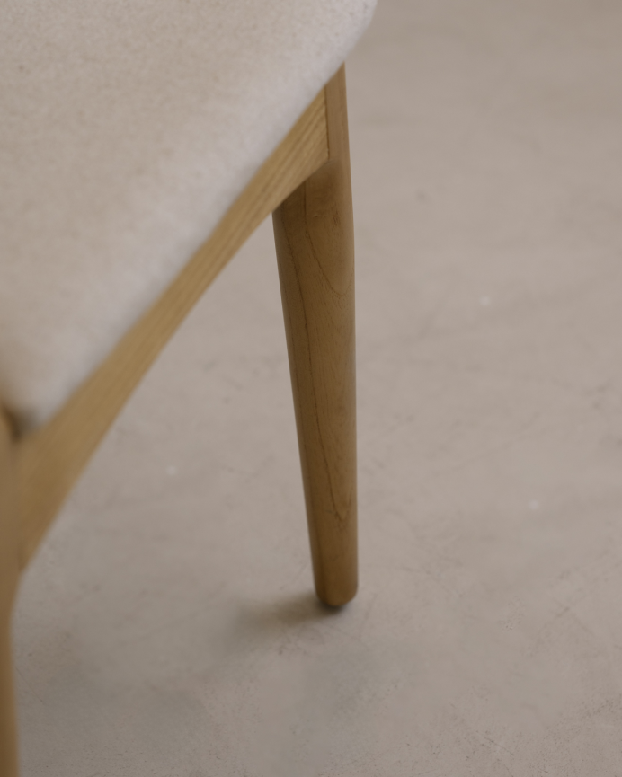 Silla de madera de olmo en tono natural y asiento tapizado color beige de 79x49cm