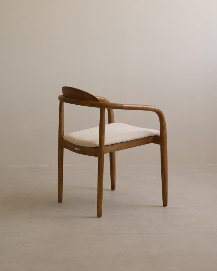 Silla de madera de olmo en tono roble oscuro y asiento tapizado color beige de 78x58cm
