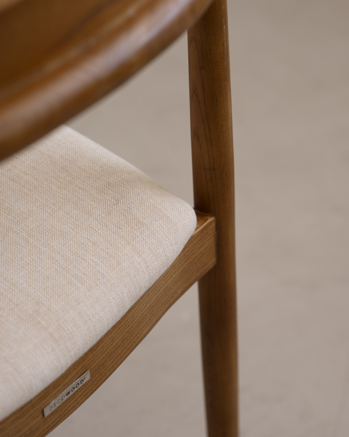 Silla de madera de olmo en tono roble oscuro y asiento tapizado color beige de 78x58cm