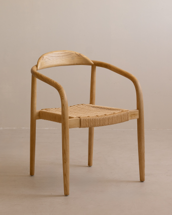 Silla de madera de olmo y asiento trenzado de cuerda en tono natural de 78x58cm