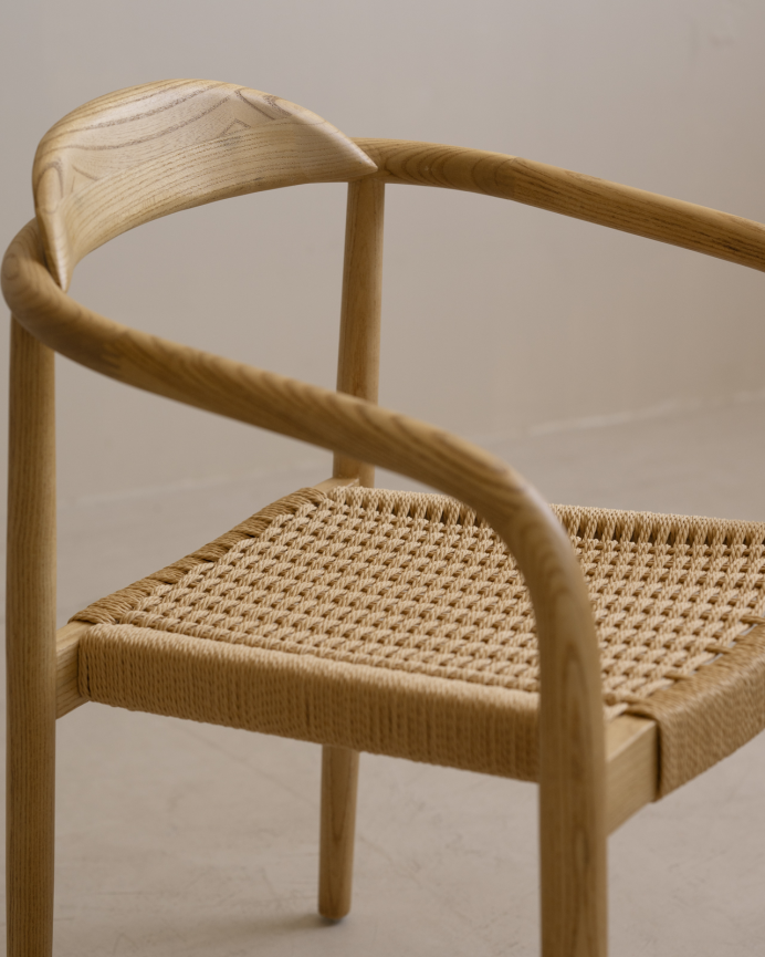 Silla de madera de olmo y asiento trenzado de cuerda en tono natural de 78x58cm
