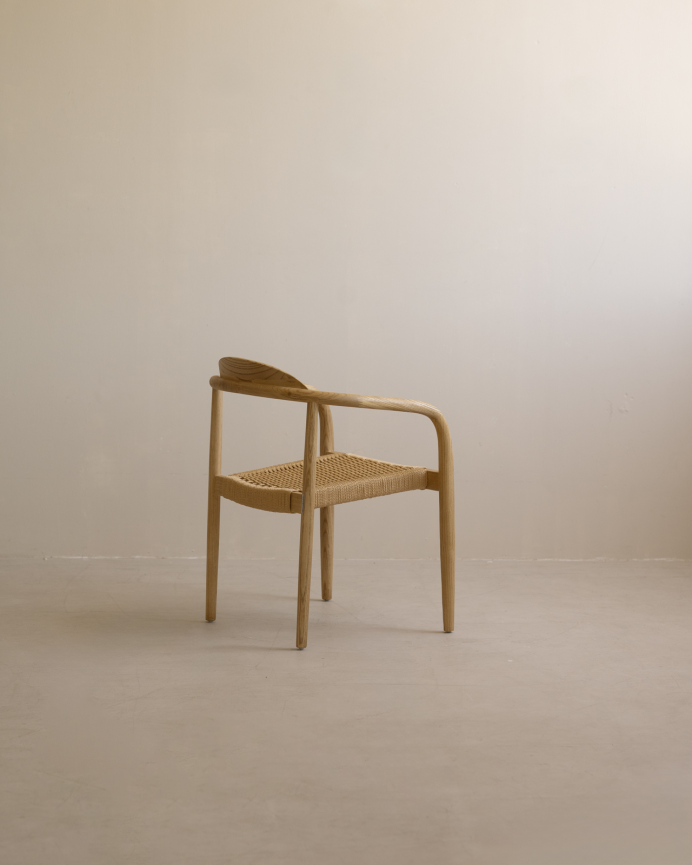 Silla de madera de olmo y asiento trenzado de cuerda en tono natural de 78x58cm