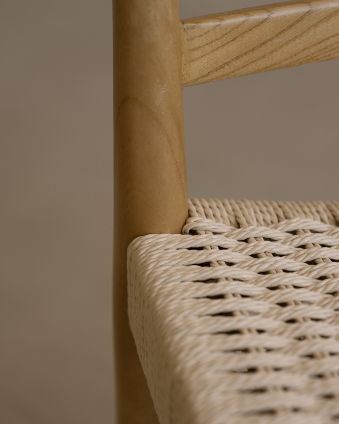 Silla de madera de olmo y asiento trenzado de cuerda en tono blanco de 80x47cm