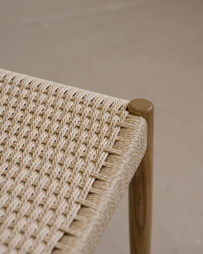 Silla de madera de olmo y asiento trenzado de cuerda en tono blanco de 80x47cm